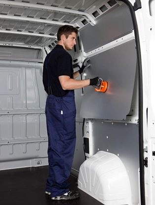 02_Rapidez de montaje de las protecciones para furgoneta en el centro Syncro System en México